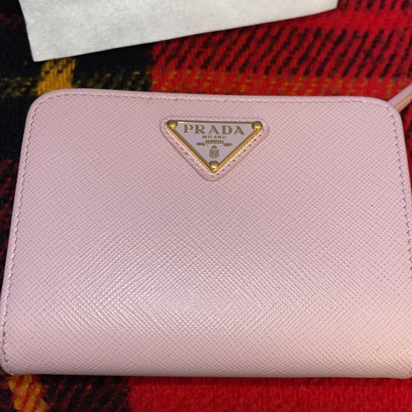 Prada wallet preloved beautiful soft pink pristine condition - Picture 7 of 8